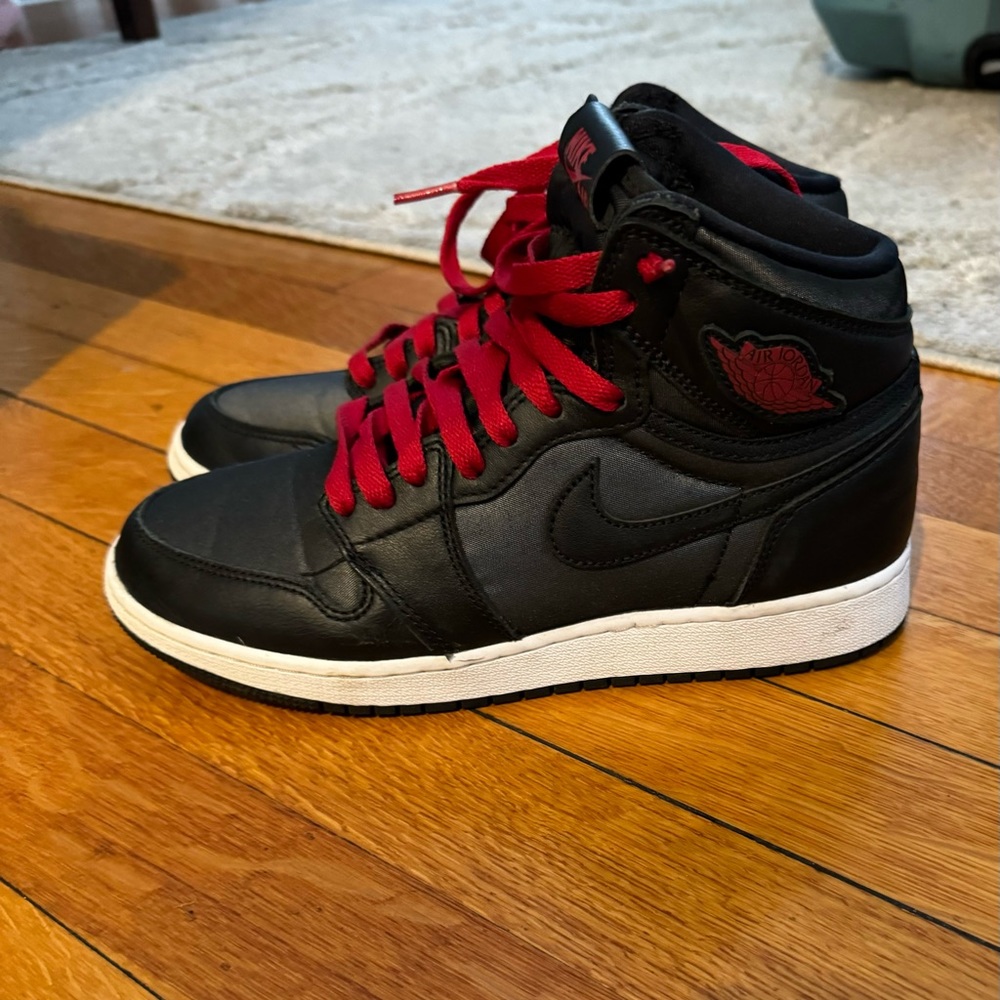 Youth 6 Air Jordan. Barely used.